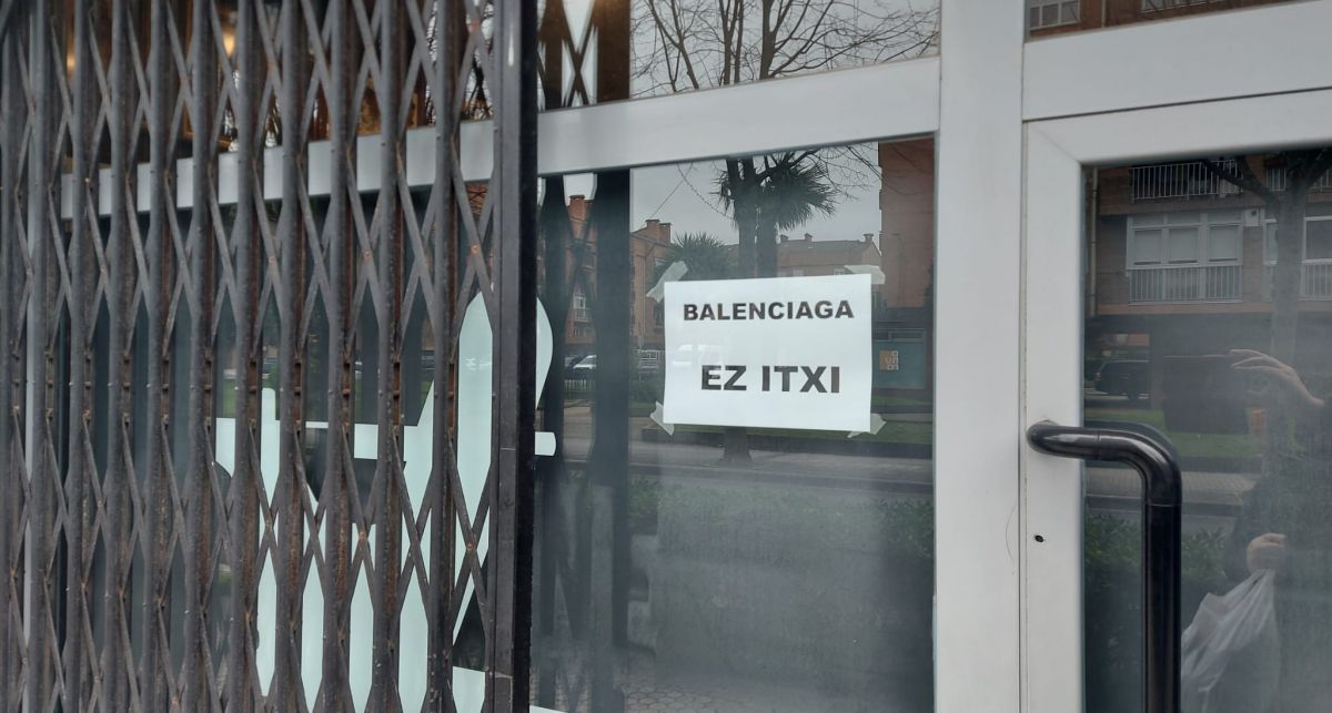 Los carteles que muestran muchos establecimientos de Zumaia contra el cierre de Astilleros Balenciaga. | Foto: Juan Carlos Ruiz Los carteles que muestran muchos establecimientos de Zumaia contra el cierre de Astilleros Balenciaga. | Foto: Juan Carlos Ruiz
