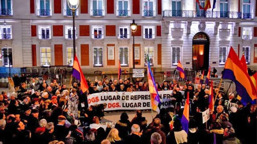 Sánchez amenaza con llevar a Ayuso al Constitucional si impide recordar las torturas del franquismo