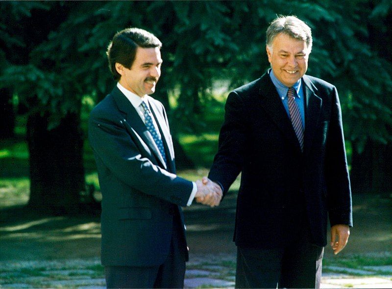 800px-Felipe_González_recibe_al_lider_del_Partido_Popular_para_tratar_el_traspaso_de_poderes