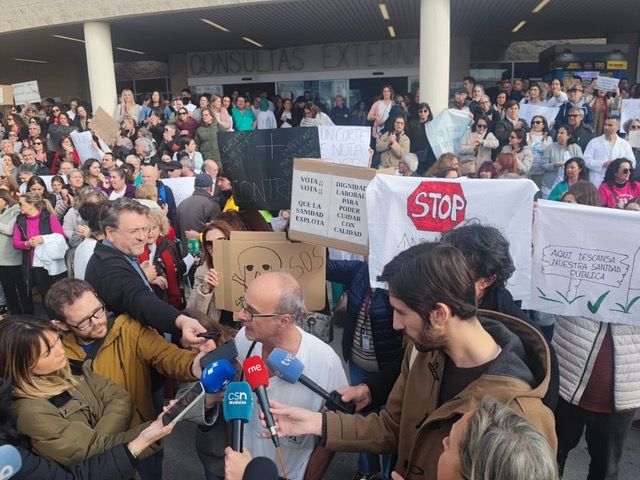 Un facultativo del Juan Ramón Jiménez de Huelva atiende este lunes 3 de febrero a los medios durante la concentración de protesta de los sanitarios. Un facultativo del Juan Ramón Jiménez de Huelva atiende este lunes 3 de febrero a los medios durante la concentración de protesta de los sanitarios.