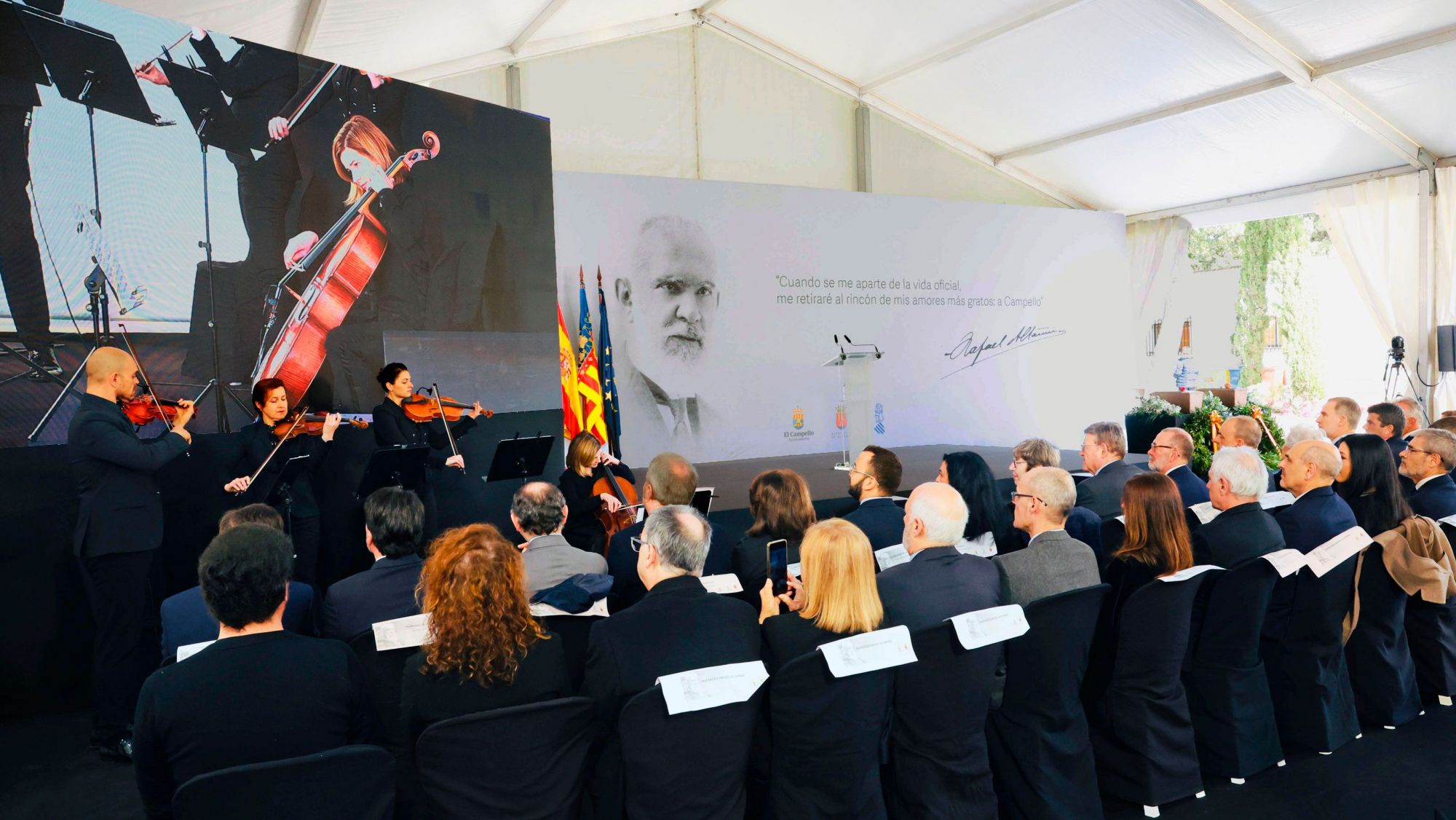 El rey Felipe VI en el homenaje a José Altamira, cuyos restos han sido repatriados desde México a España es más que un homenaje: es un acto de reparación. El rey Felipe VI en el homenaje a José Altamira, cuyos restos han sido repatriados desde México a España es más que un homenaje: es un acto de reparación.
