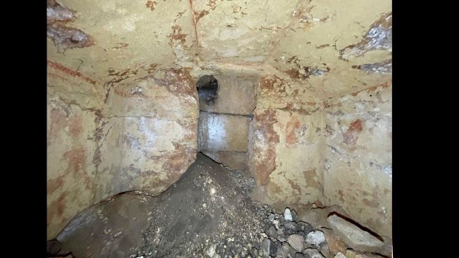 La tumba de Franco Adamo en el momento del descubrimiento en la parte superior derecha en la pared trasera es visible el La tumba de Franco Adamo en el momento del descubrimiento en la parte superior derecha en la pared trasera es visible el