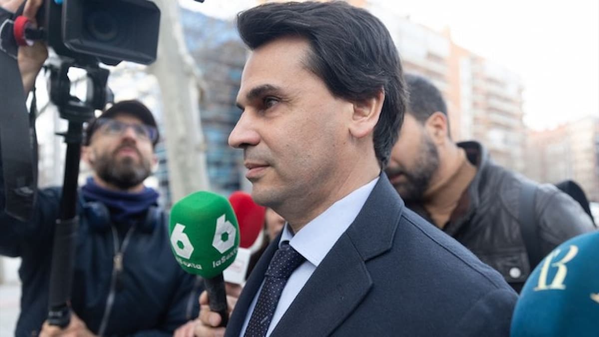 Ayuso acusa al Gobierno tras golpe de su pareja con una cámara y denuncia que “ha sido agredido”