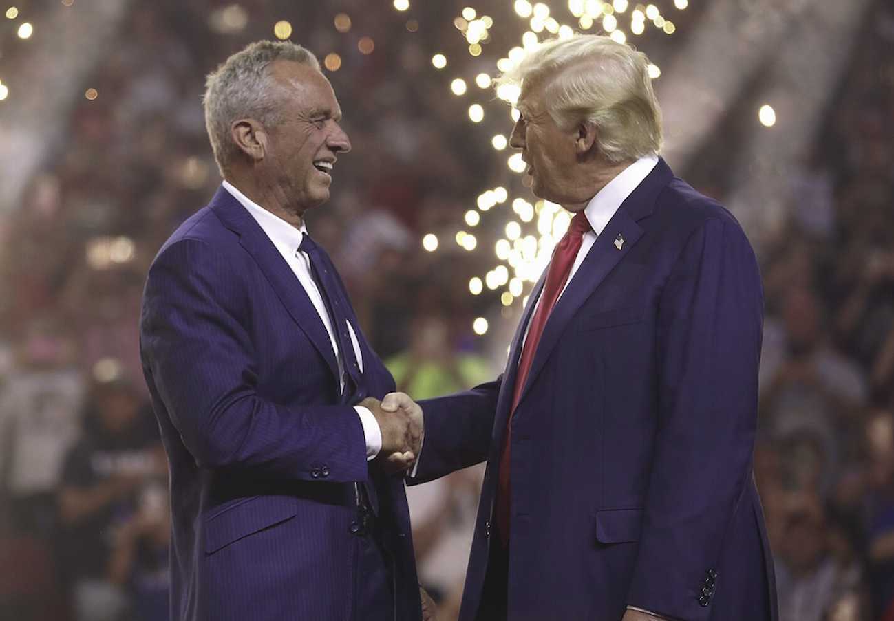 Trump con su consejero de salud, Robert Kennedy Jr., declarado antivacunas