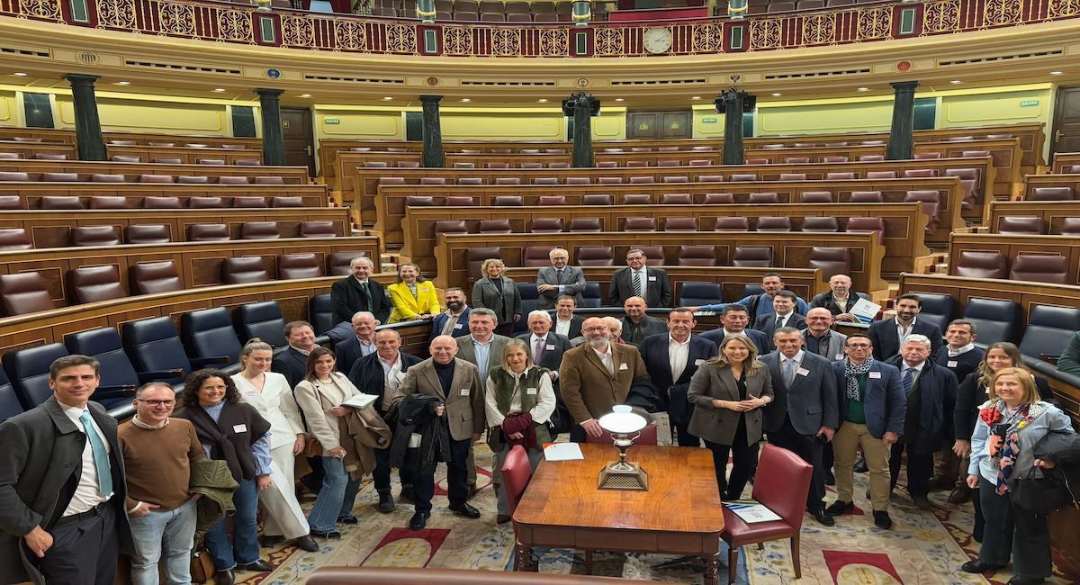 Integrantes de la plataforma SOS Rural durante la presentación del Libro Blanco en el Congreso de los Diputados, donde se trata cuestiones como el reto demográfico. | Foto: SOS Rural Integrantes de la plataforma SOS Rural durante la presentación del Libro Blanco en el Congreso de los Diputados, donde se trata cuestiones como el reto demográfico. | Foto: SOS Rural