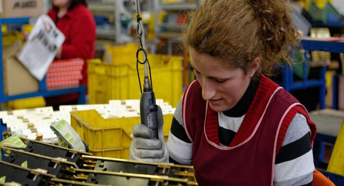 Junto a la desaceleración, el número estimado de personas que quieren trabajar, pero no tienen trabajo, alcanzó los 402 millones en 2024.| Foto: OIT/Marcel Crozet