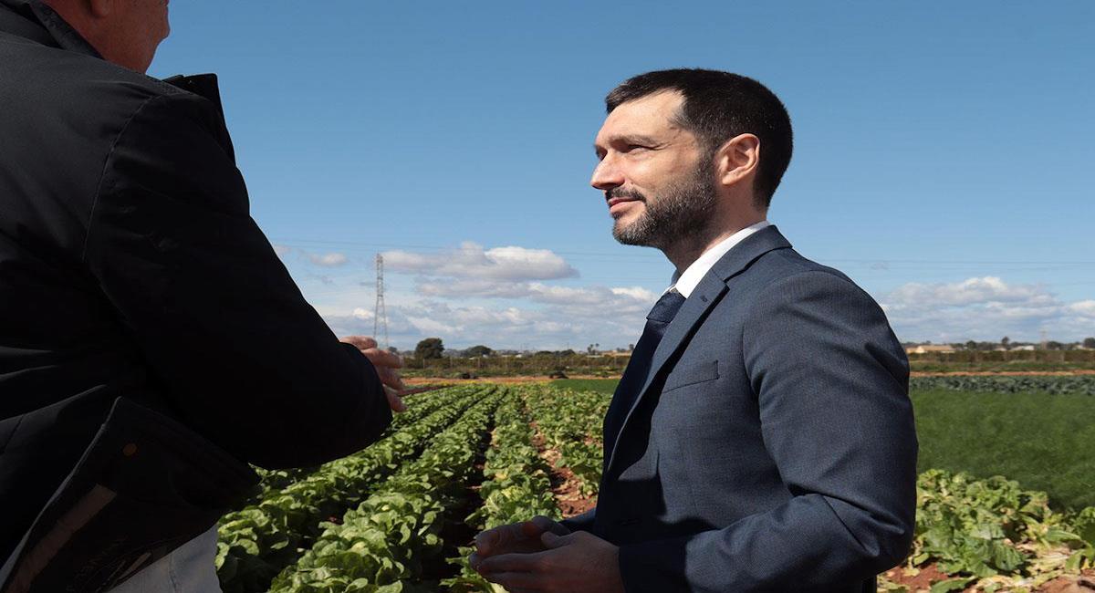 Bustinduy ha señalado que junto al 45% de frutas y hortalizas, el nuevo real decreto prevé que el 5% del gasto mensual de cada comedor escolar debe destinarse a adquirir alimentos de producción ecológica. | Foto: Pool Moncloa
