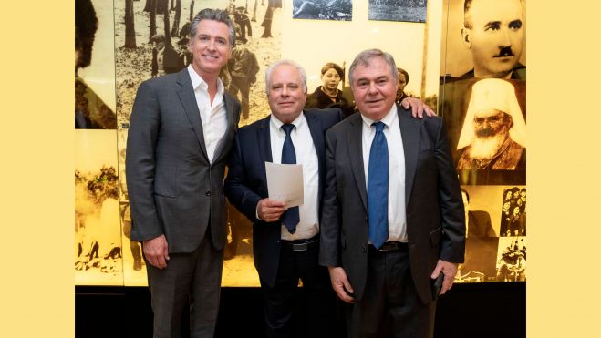 El gobernador de California, Gavin Newsom; David Cassirer y Sam Dubbin, en el museo del Holocausto de Los Ángeles, el pasado 16 de septiembre.