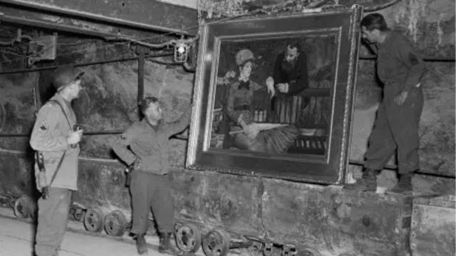Soldados estadounidenses examinan en 1945 'El Jardín de Invierno', de Édouard Manet, que había sido robado y escondido por los Nazis.