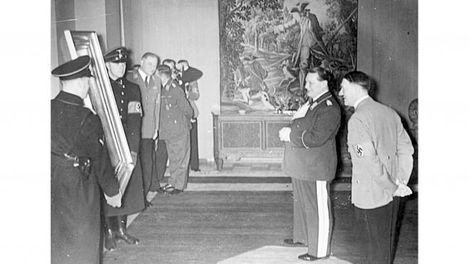 Hitler regala a Goering una pintura por su cumpleaños, 1938. Wikimedia Commons, CC BY SA