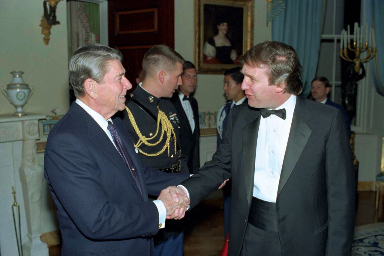 Ronald Reagan y Donald Trump en una imagen de 1987.