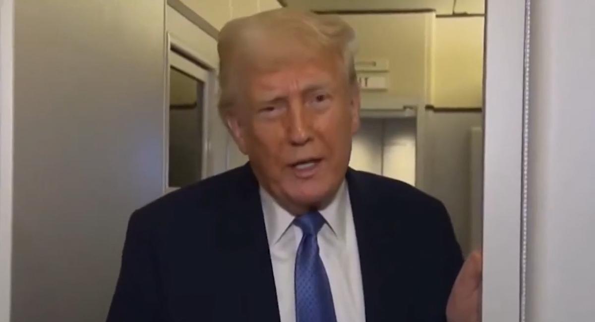 Donald Trump se dirige a los periodistas a bordo del 'Air Force One'.