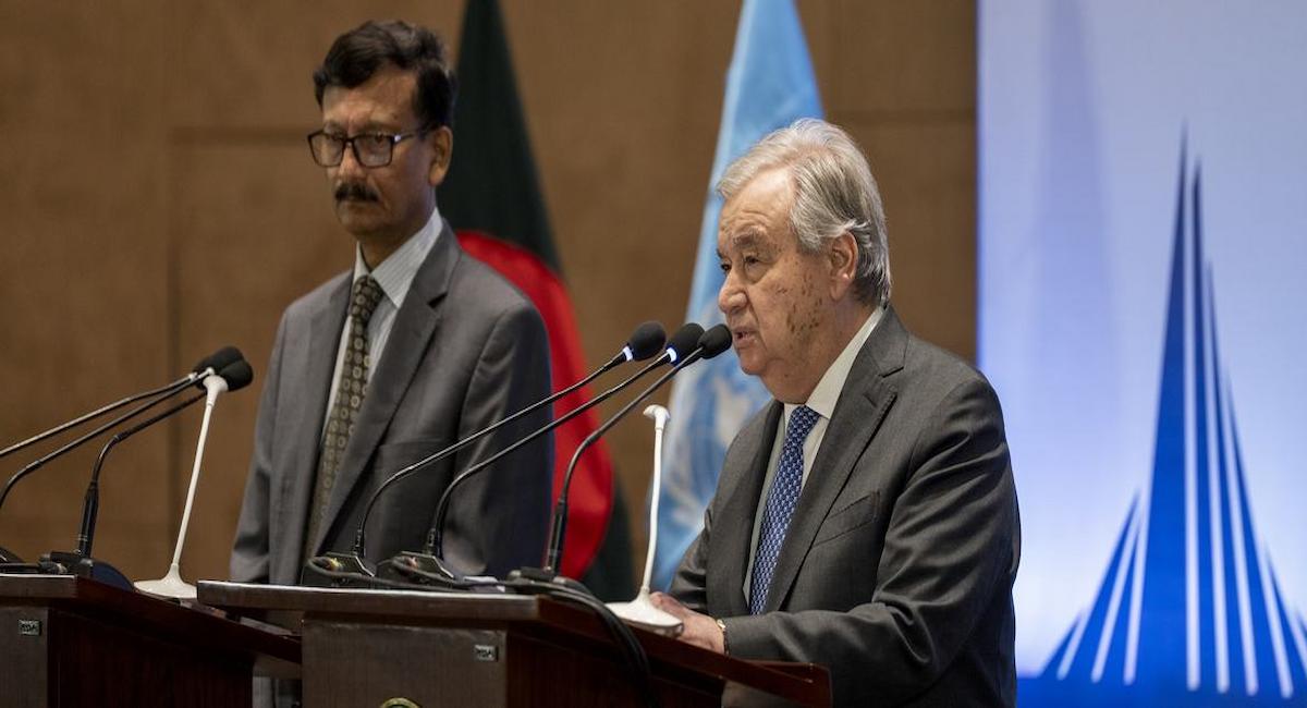 El Secretario General de la ONU, António Guterres, en una conferencia de prensa en Dhaka junto a Towhid Hossain, asesor para el Exterior de Bangladesh. | Foto: ONU