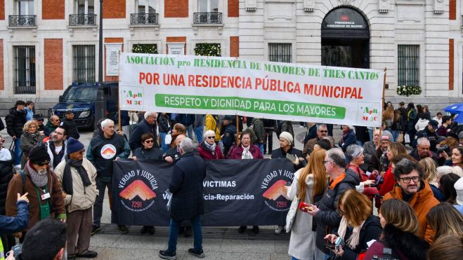 Concentración en la puerta del Sur para exigir que las nuevas residencias de mayores sean públicas foto Agustin Millan Concentración en la puerta del Sur para exigir que las nuevas residencias de mayores sean públicas foto Agustin Millan