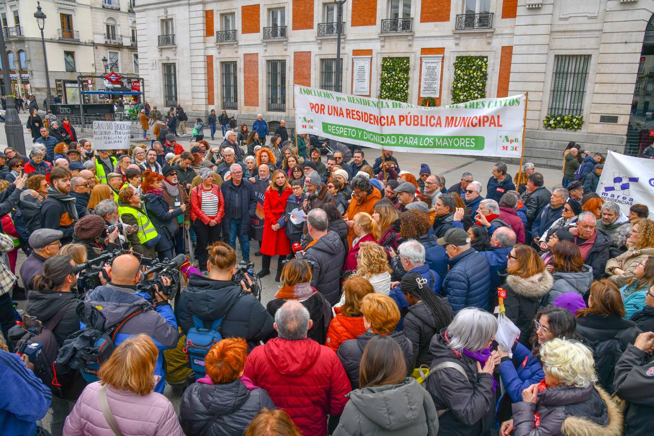 Concentración en la puerta del Sol para exigir que las nuevas residencias de mayores sean públicas foto Agustin Millan