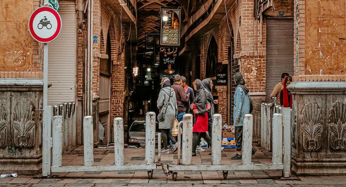 En Irán, las mujeres y las niñas están obligadas por ley a seguir un código de vestimenta fuera de casa. | Foto: Unsplash/Omid Armin