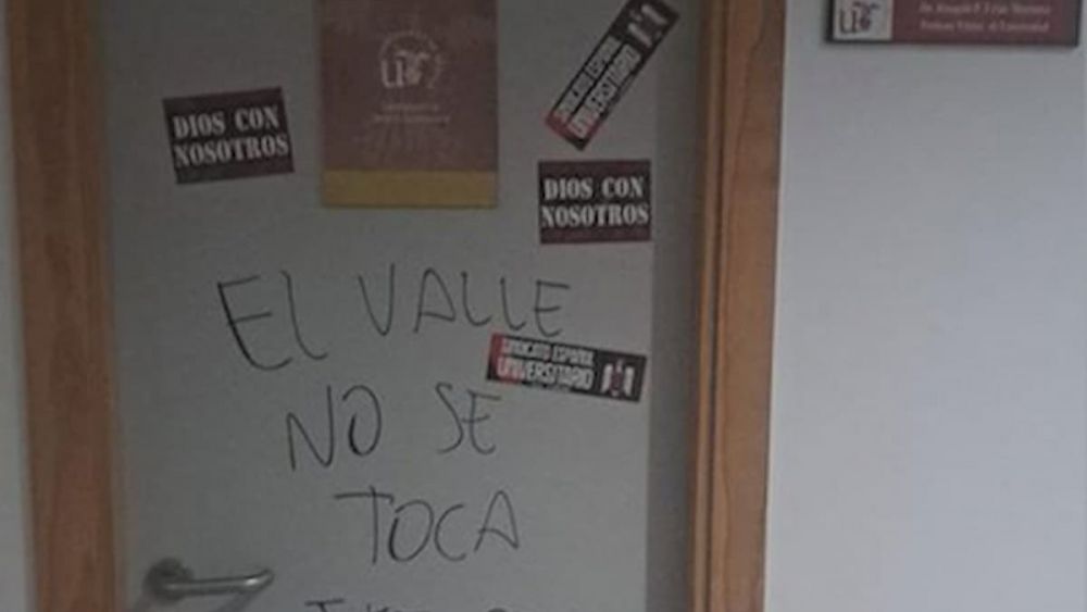 Pintadas en la puerta del despacho universitario del profesor.