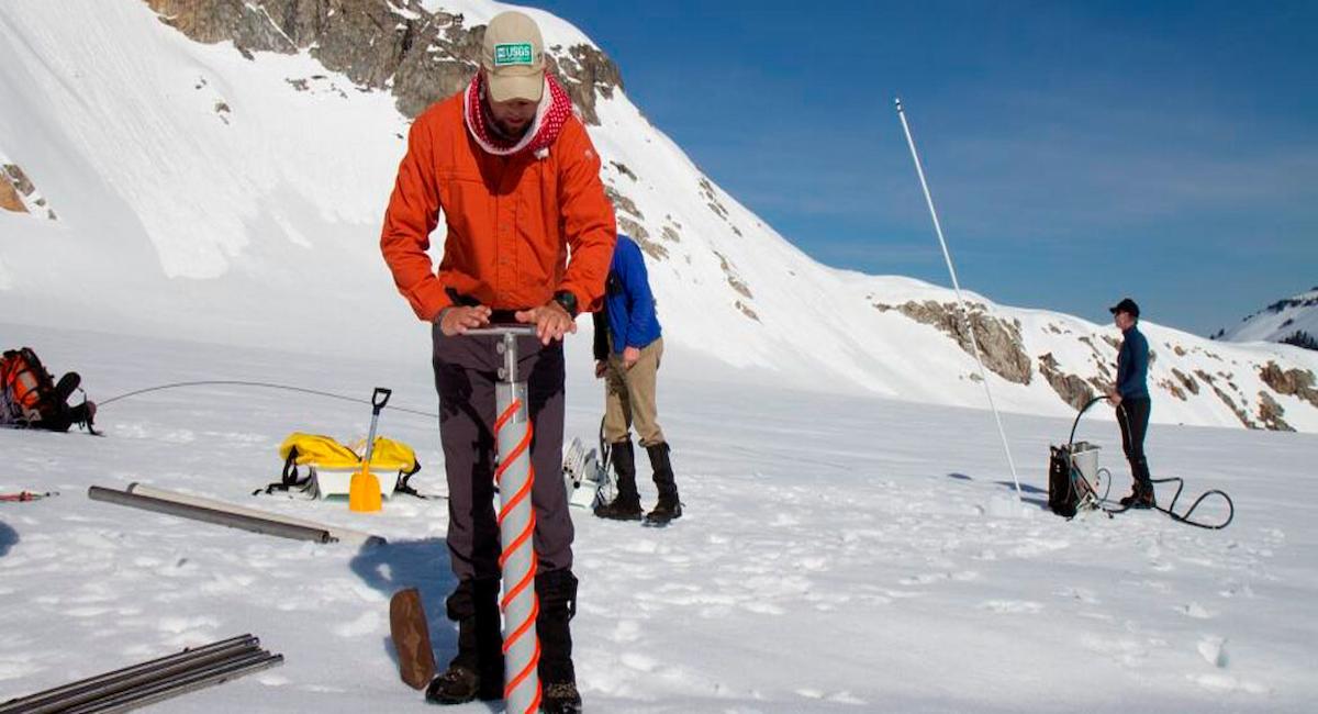 Científicos recogiendo datos sobre el glaciar South Cascade, en el estado norteamericano de Washington. | Foto:  USGS