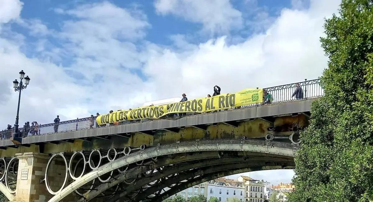 Activistas de Greenpeace y Ecologistas en Acción piden la anulación de la autorización de vertido durante un acto público. | Foto: Greenpeace