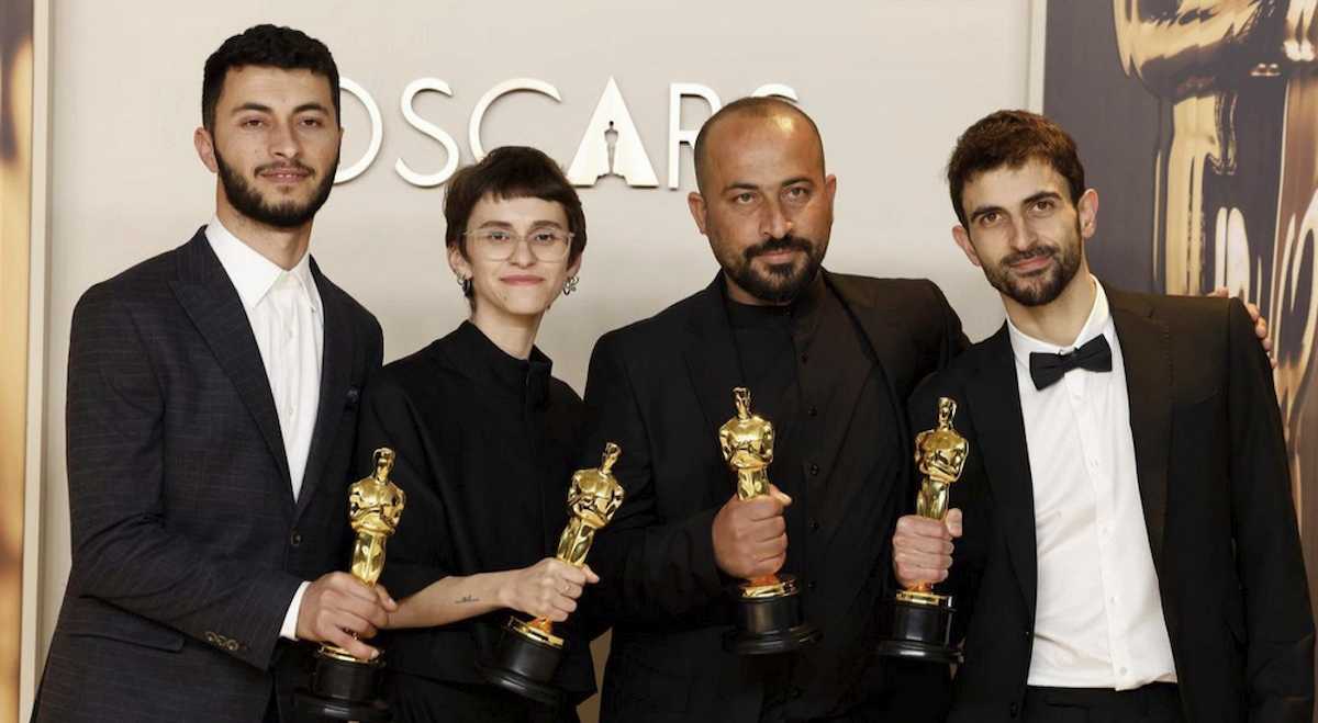 Ballal, el segundo por la derecha, tras recoger el premio en la pasada ceremonia de los Oscar.