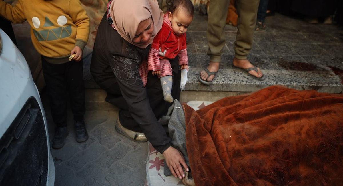 Palestinos identifican a sus seres queridos muertos en los ataques aéreos del 18 de marzo. | Foto: UNFPA