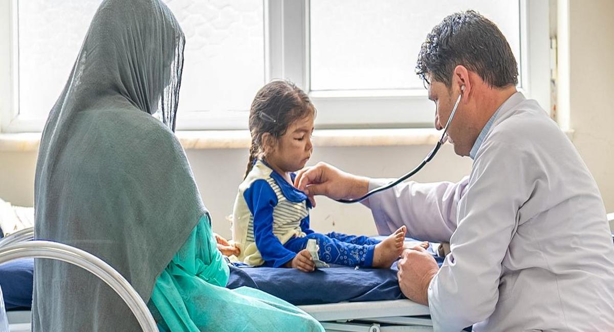 Una niña de cuatro años recibe tratamiento por desnutrición y tuberculosis pulmonar en un hospital de la provincia afgana de Nangarhar. | Foto: UNICEF/Mark Naftalin