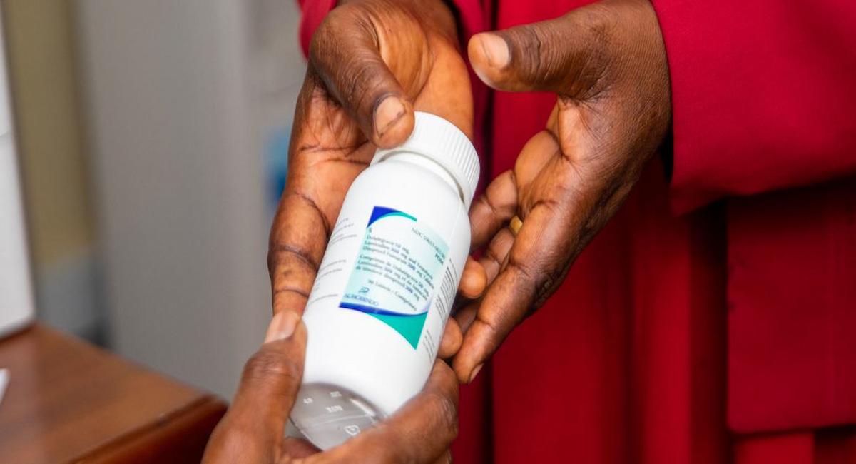 Un paciente de Tanzania recibe medicación antirretrovírica para tratar el VIH. | Foto: UNAIDS/Daniel Msirikale