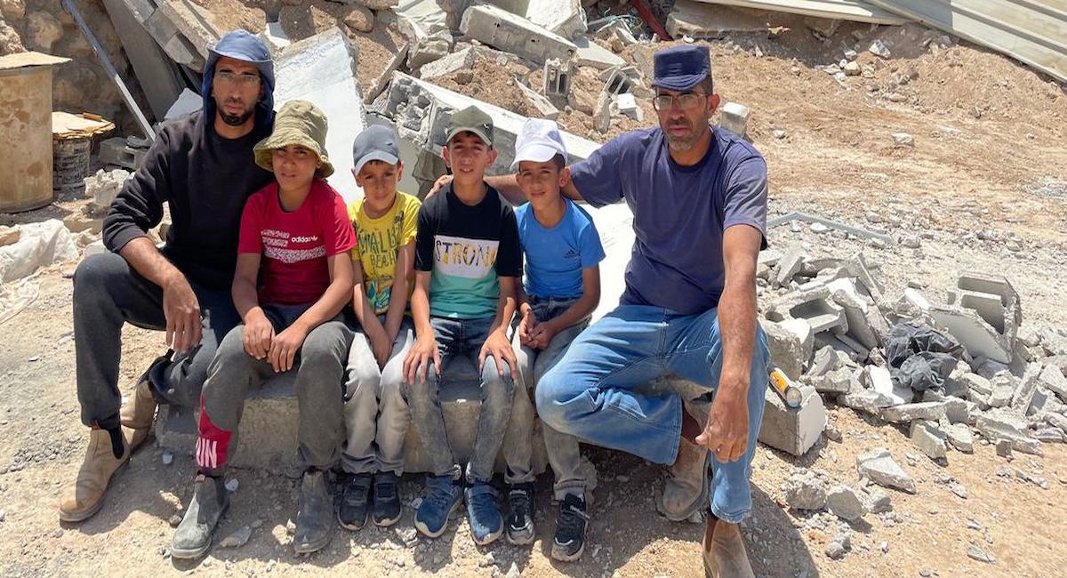 Habitantes de Massafer Yatta, en el sur de Cisjordania, sentados frente a edificios demolidos.| Foto:  UNOCHA