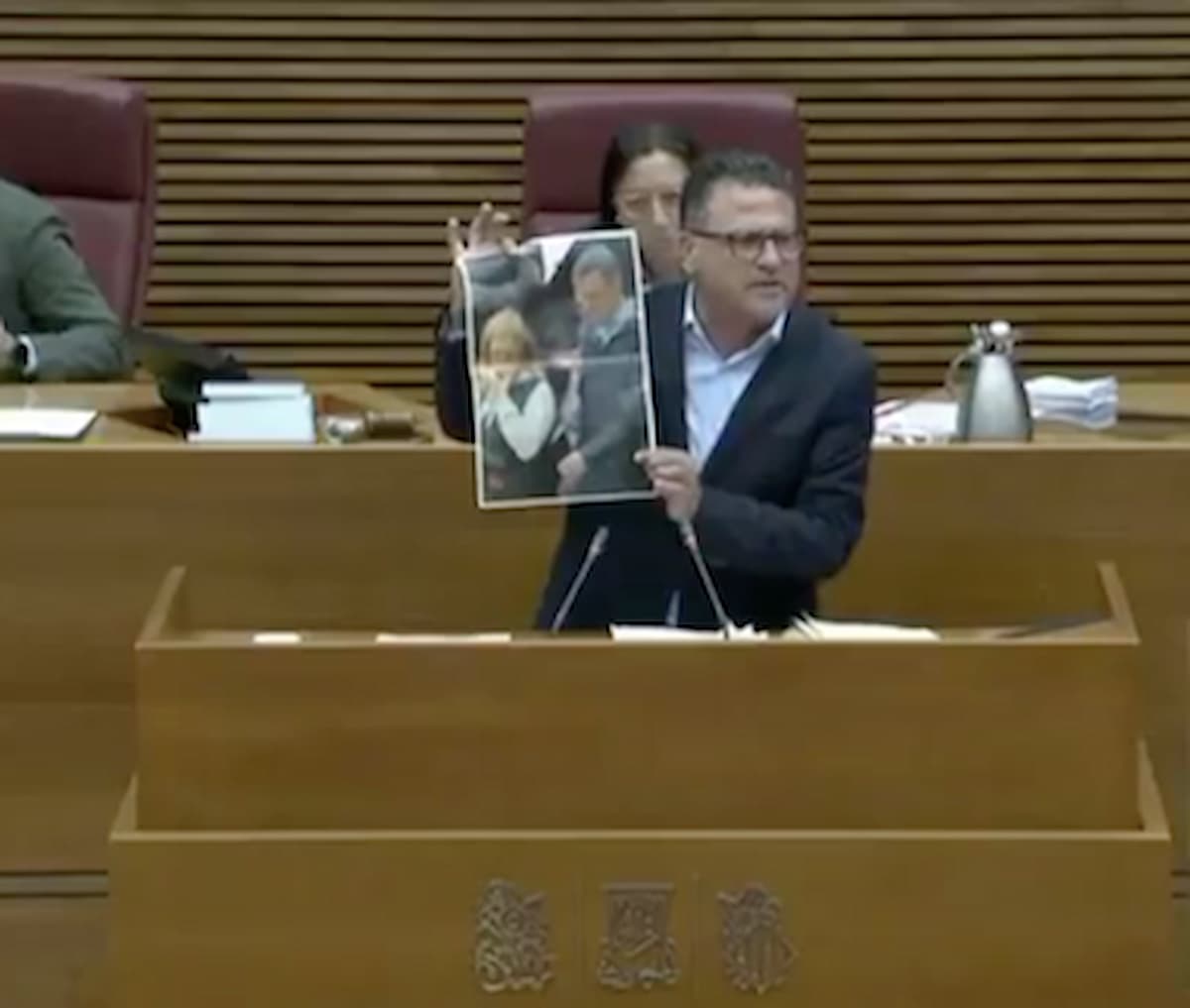 El diputado del PP en Les Corts José Ramón González de Zárate, este miércoles llamando “caniche” a la ministra Diana Morant y “ratonera” a la delegada del Gobierno, Pilar Bernabé. El diputado del PP en Les Corts José Ramón González de Zárate, este miércoles llamando “caniche” a la ministra Diana Morant y “ratonera” a la delegada del Gobierno, Pilar Bernabé.