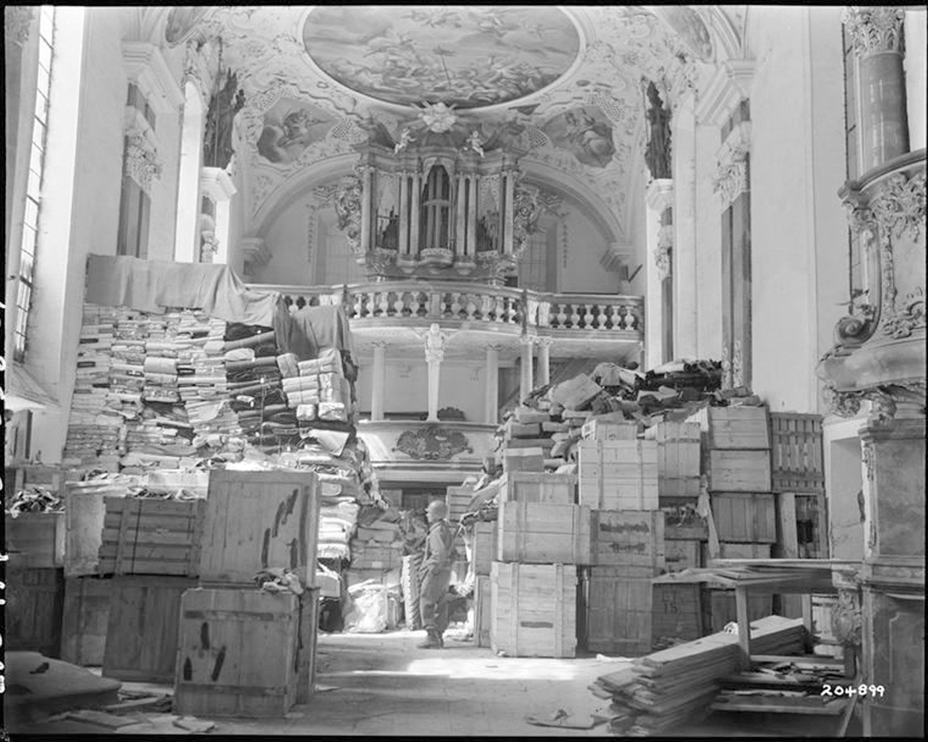 Soldado estadounidense inspecciona botín alemán almacenado en una iglesia en Elligen, Alemania, 24 4 1945 Foto © US National Archives Soldado estadounidense inspecciona botín alemán almacenado en una iglesia en Elligen, Alemania, 24 4 1945 Foto © US National Archives