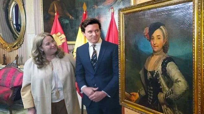 La alcaldesa de Burgos y el representante de la familia, con el cuadro devuelto. Ayuntamiento de Burgos