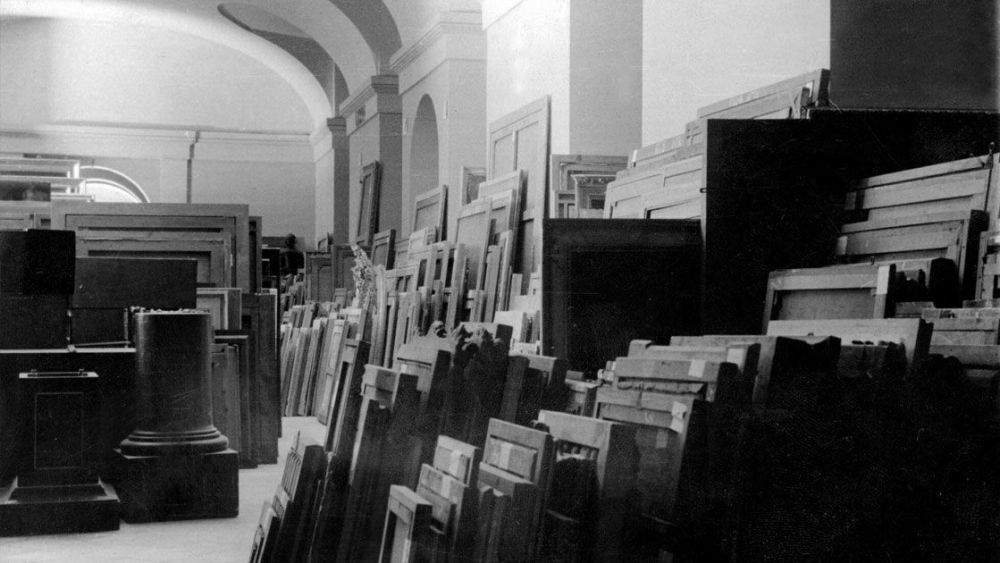 Vista de una sala del Museo del Prado en 1939 con los lienzos que regresaron a España procedentes de Ginebra.