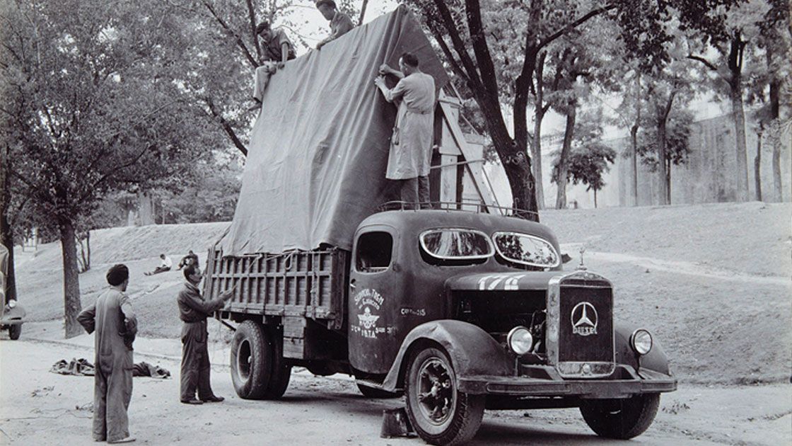 Camión militar cedido para el transporte de obras del Museo del Prado,