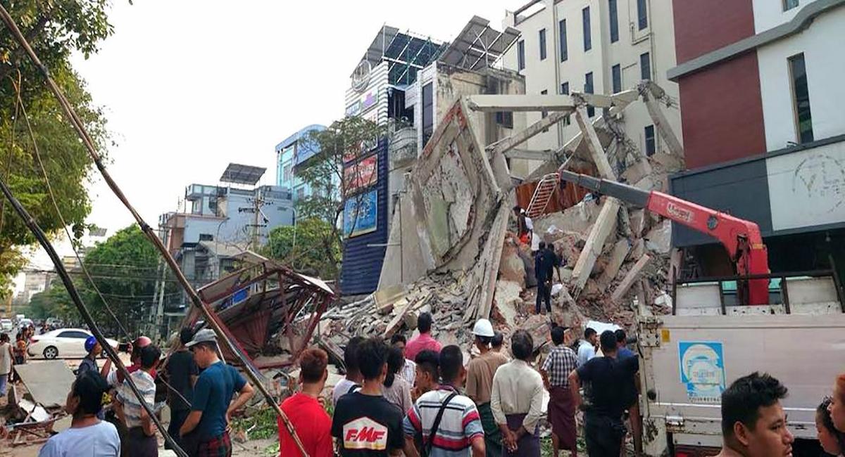 Varias personas se reúnen frente a edificios derrumbados en la región de Mandalay, en el centro de Myanmar, tras el terremoto de magnitud 7,7. | Foto:  UNICEF