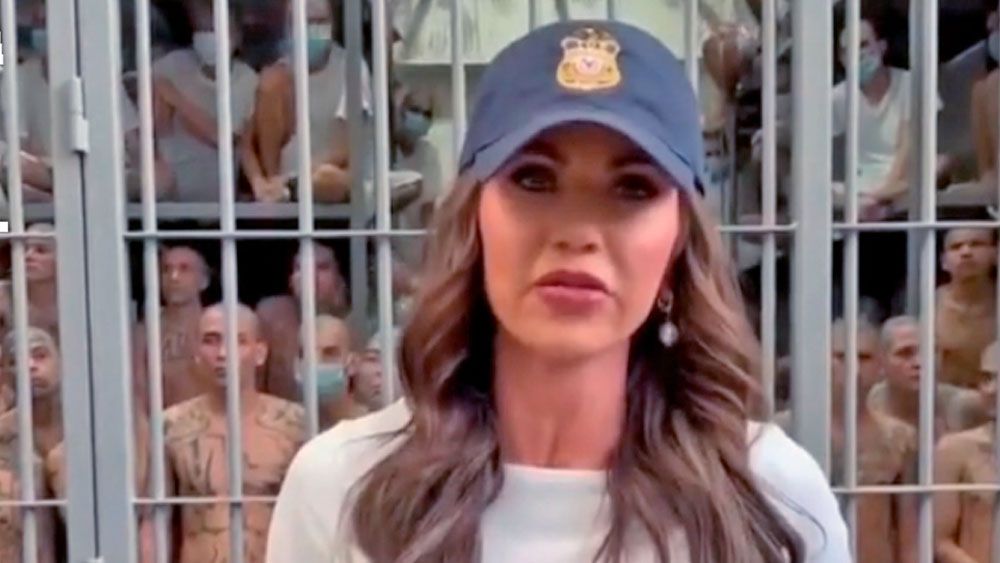 La secretaria del Departamento de Seguridad Nacional estadounidense, de Trump Kristi Noem en una cárcel de El Salvador