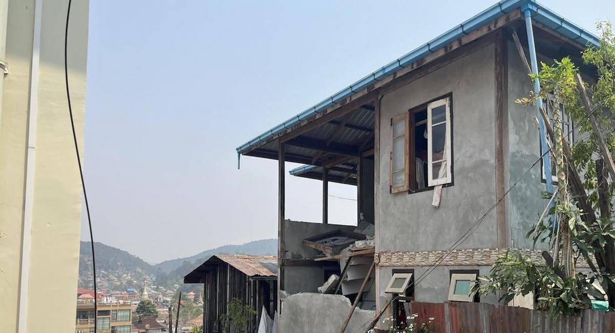 Una casa dañada por el terremoto en el estado de Shan (Myanmar). | Foto: PNUD Myanmar