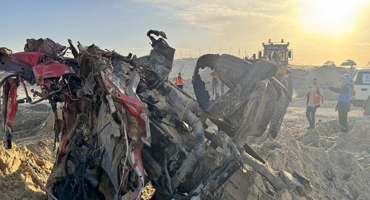 Un equipo de la OCHA de Naciones Unidas ayuda a trabajadores de la Media Luna Roja Palestina y de la Defensa Civil a recuperar los cadáveres de sus compañeros de una fosa común improvisada en Rafah, Gaza. | Foto: UNOCHA