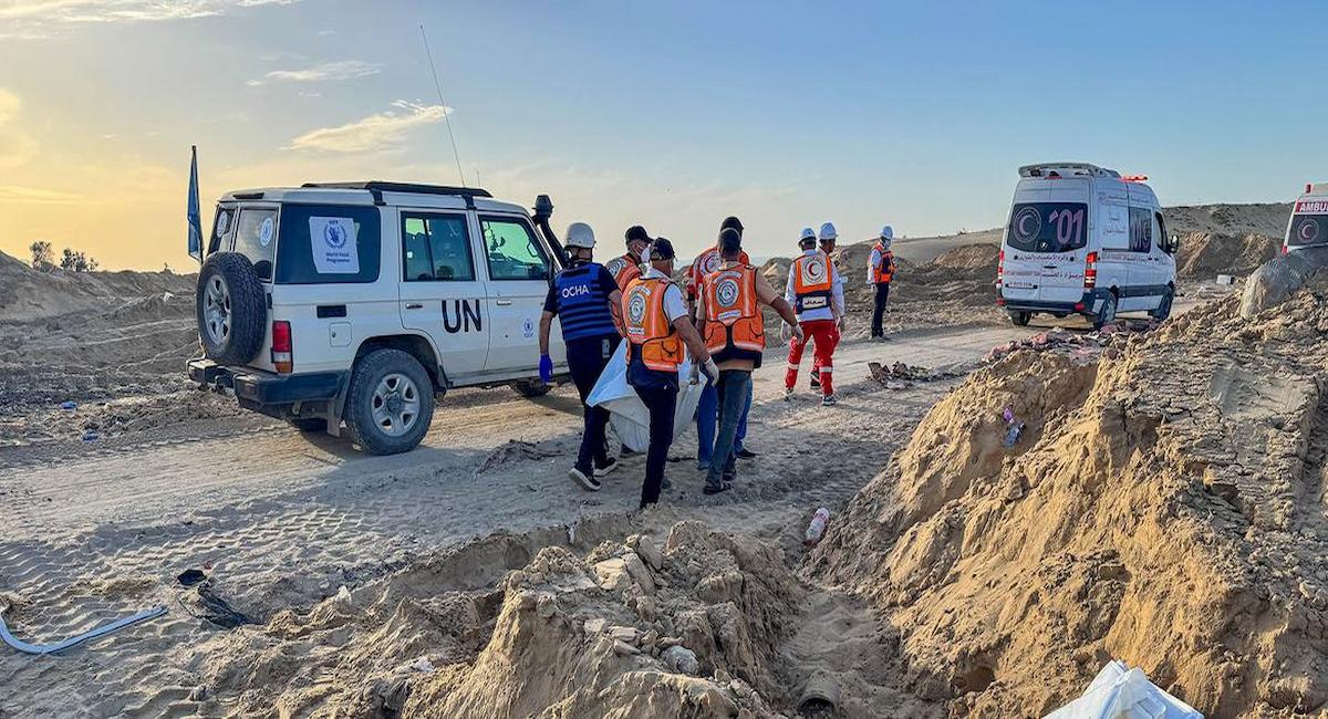 Un cadáver yace en una zanja tras un ataque aéreo en Tal Al Sultan, Rafah, Gaza. | Foto:  OCHA