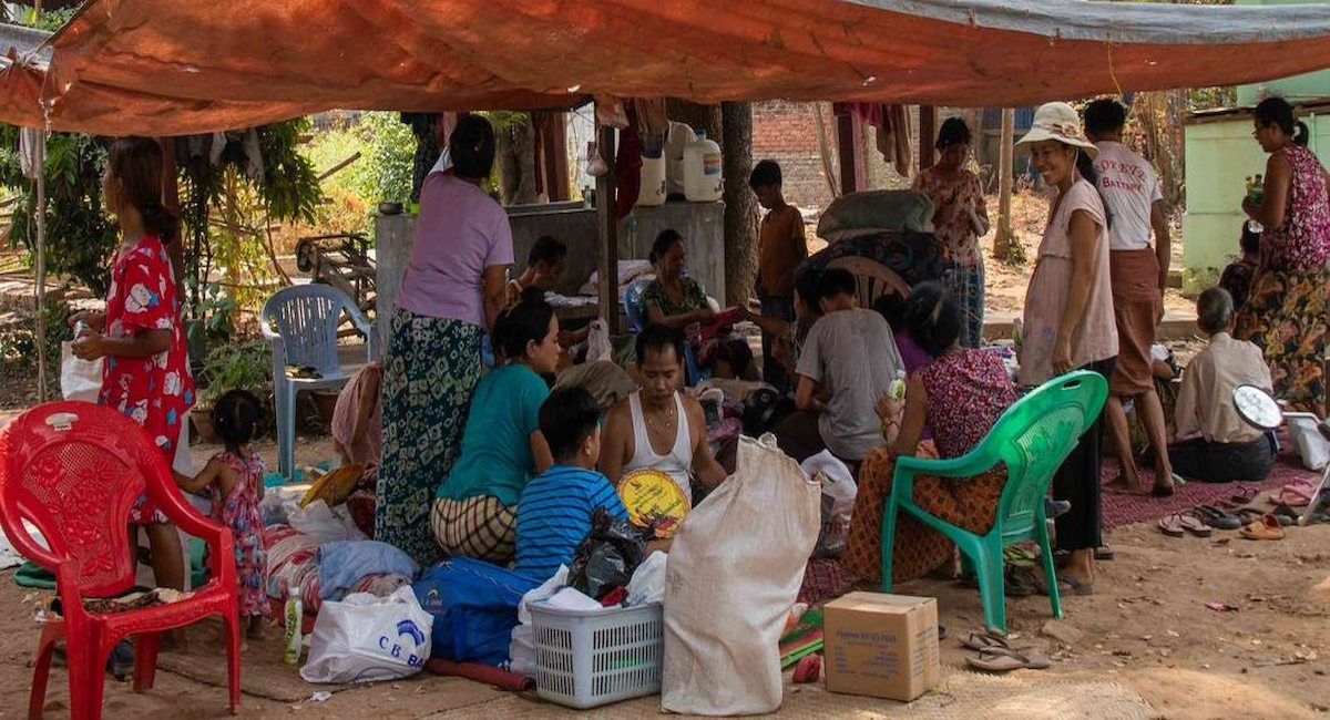 Familias afectadas en Sagaing, epicentro del terremoto de magnitud 7,7, se cobijan bajo una lona en un campo. | Foto:  UNICEF/Nyan Zay Htet
