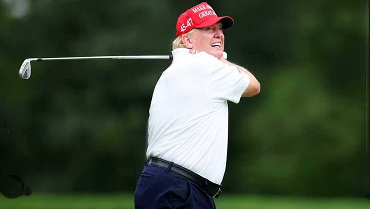 Trump golpea la bola en su campo de golf mientras el mundo entra en recesión.