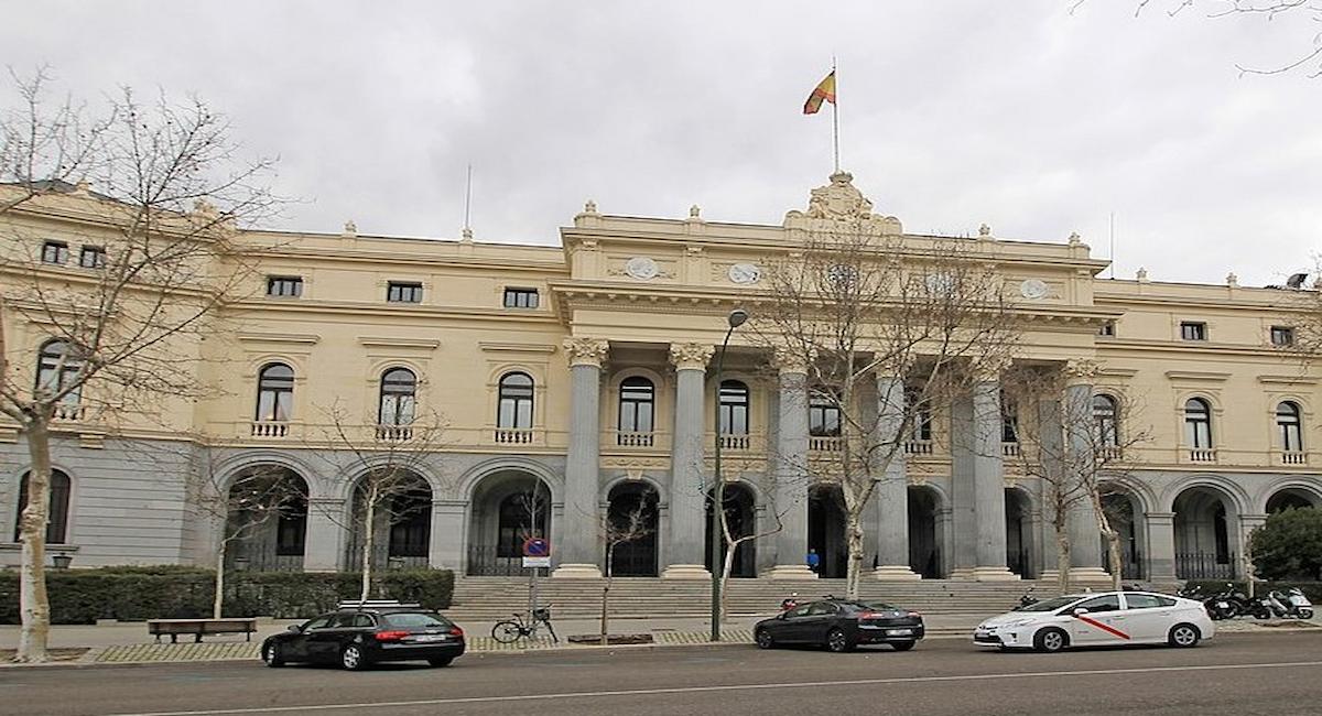 La caída del Ibex35 en la Bolsa de Madrid sigue a la que han experimentado los índices asiáticos: el índice Nikkei 225 de la Bolsa de Tokio, que ha perdido este lunes casi un 8%, o el Hang Seng de la Bolsa de Hong Kong, que ha caído un 13,2%.