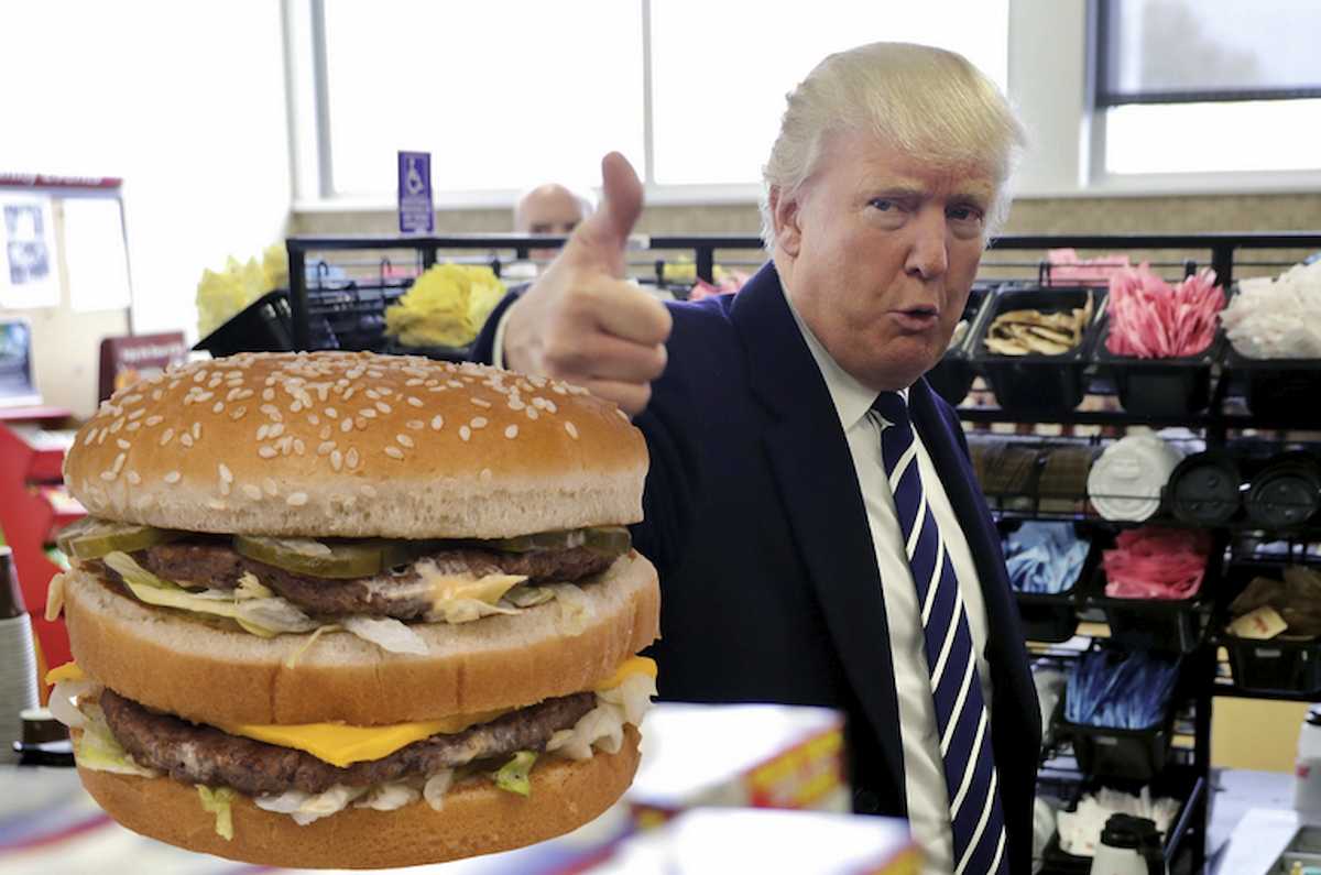 Trump ante una hamburguesa gigante en una imagen de archivo.