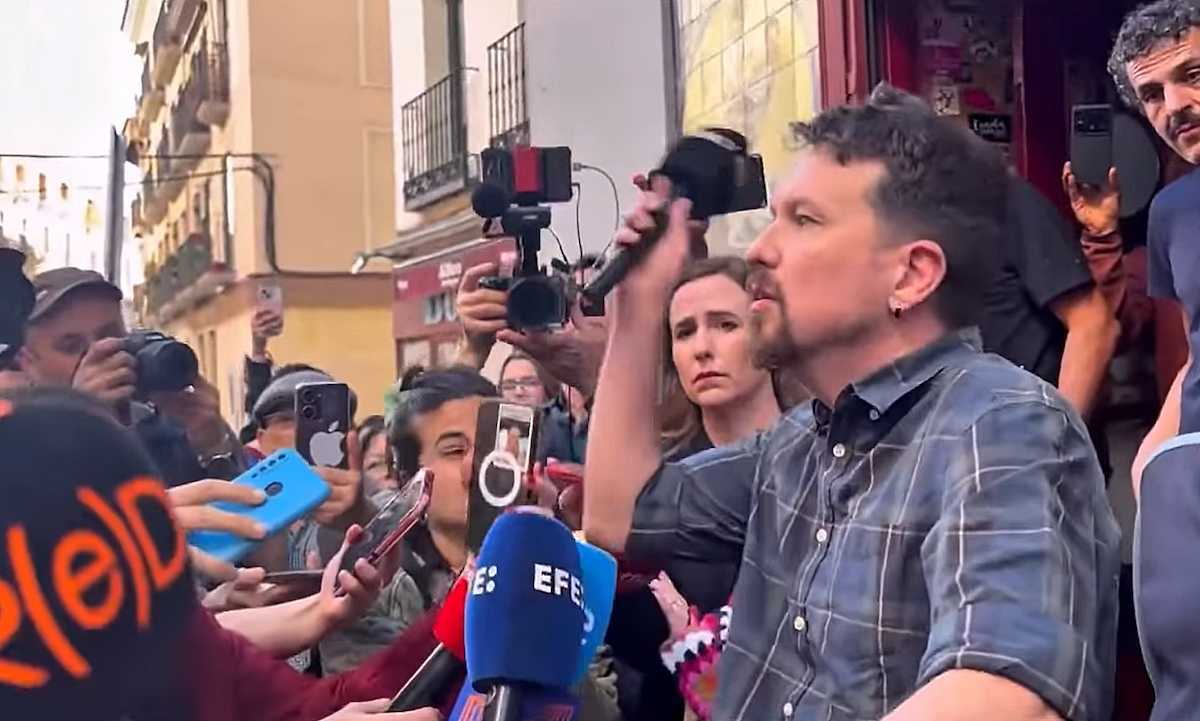 Pablo Iglesias arroja al suelo el micrófono de Vito Quiles.