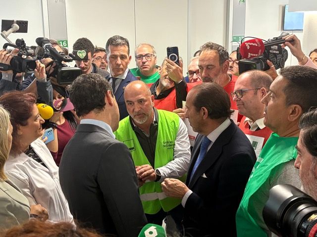 Trabajadores sanitarios abordan al presidente durante el acto de inauguración del centro de salud en Jaén.