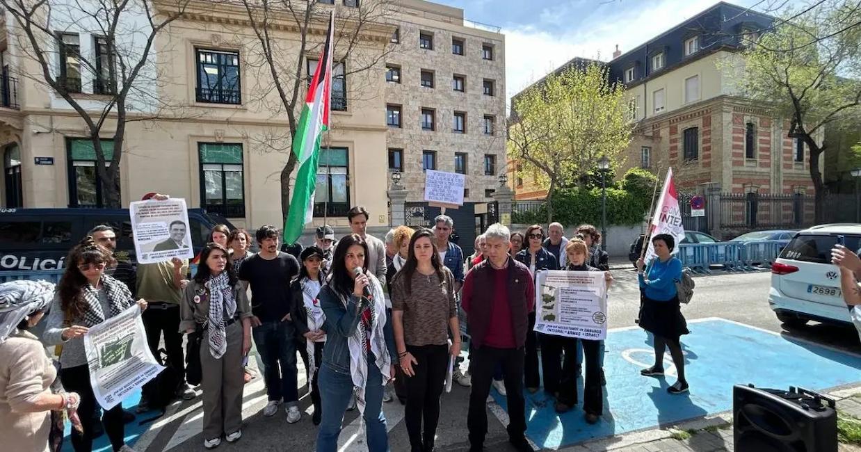 Representantes de la organización NOVACT y de la campaña "Fin al comercio de armas con Israel", tras presentar la queja al Defensor del Pueblo. | Foto: Greenpeace