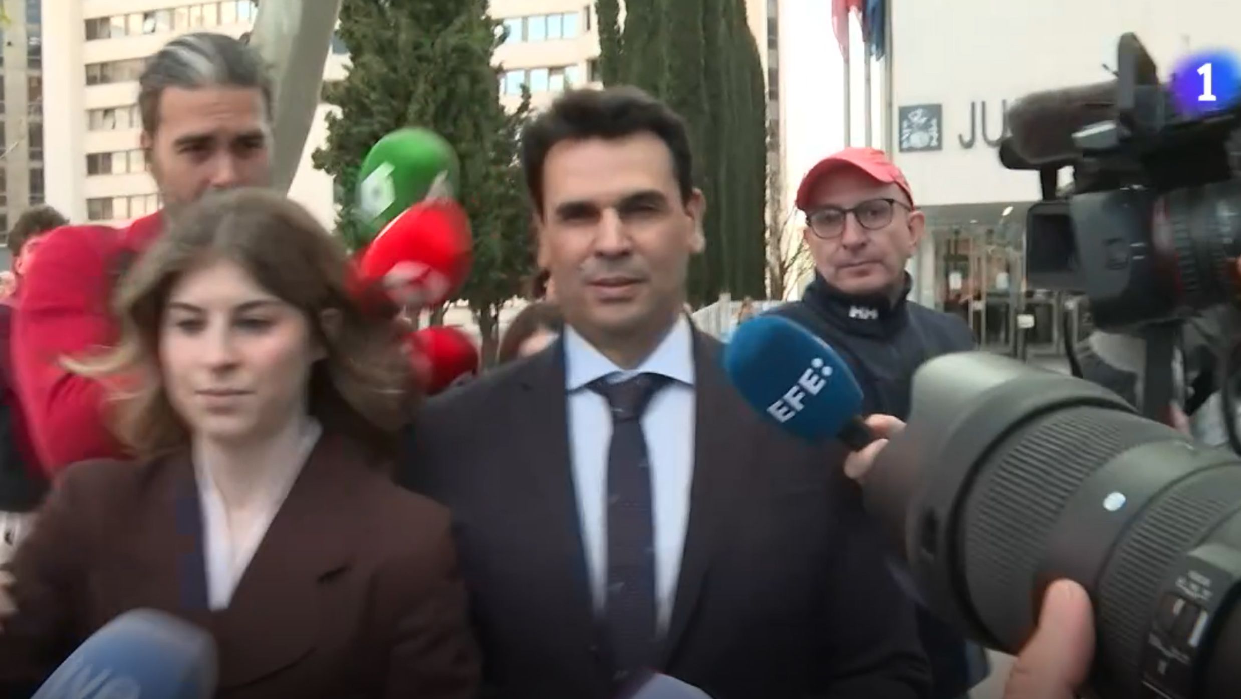 El abogado de la pareja de Ayuso desmiente su versión y afirma que sí le encargó confesar el fraude fiscal