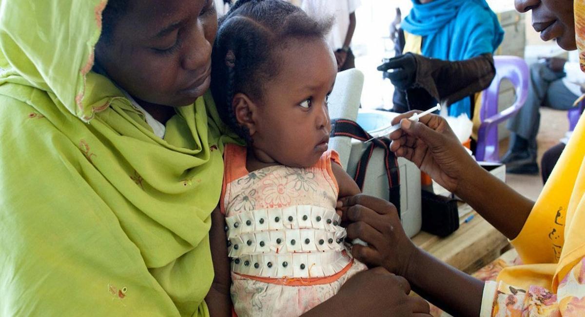 Un niño recibe una vacuna contra la meningitis en E Fasher, Darfur del Norte. | Foto: UNAMID/Albert González Farran