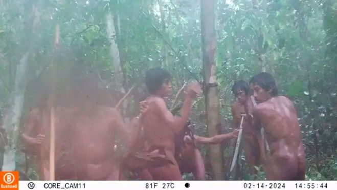 En esta imagen, también de 2024, se puede ver un machete que dejaron para la comunidad los miembros de la Funai. CGIIRC Funai