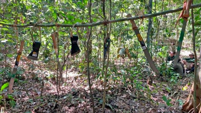Hachas y machetes dejados por el equipo de Funai para los indígenas aislados.Foto Divulgación Funai