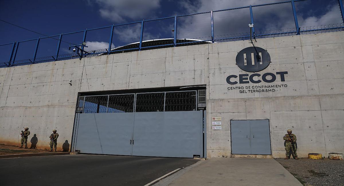 El CECOT, la represiva mega cárcel salvadoreña. | Foto: Amnistía Internacional